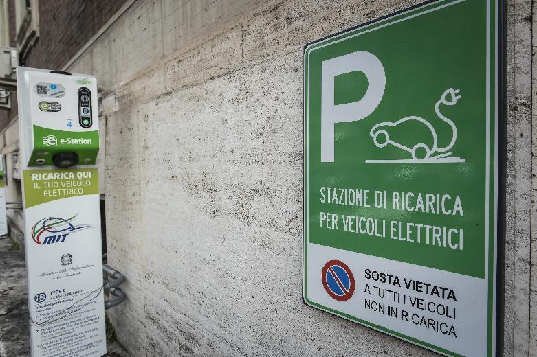 Auto elettrica: fa bene alla salute e alla spesa pubblica