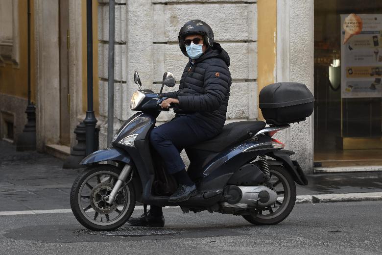 Mascherine: le regole in auto e in moto