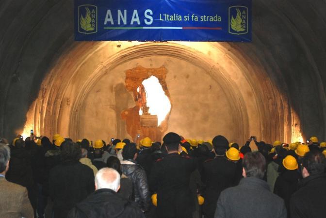 Abbattimento diaframma galleria Svincolo Valnerina